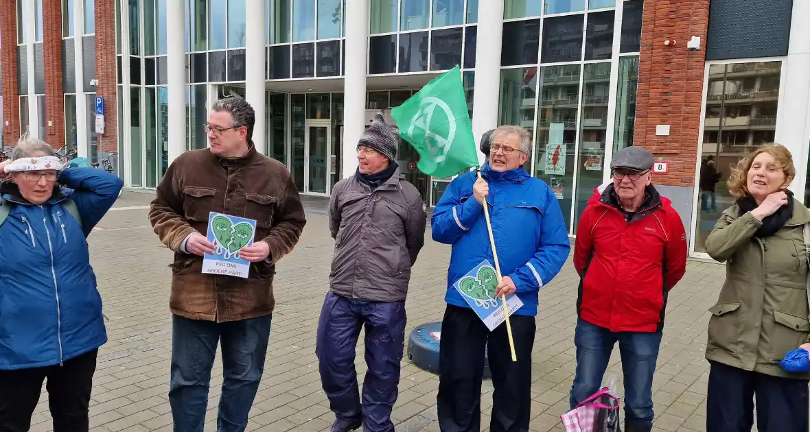 Extinction Rebellion demonstreerd bij gemeentehuis - Foto 2