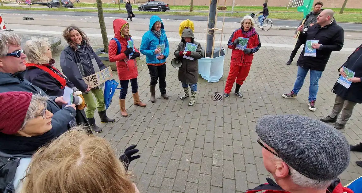 Extinction Rebellion demonstreerd bij gemeentehuis - Foto 3