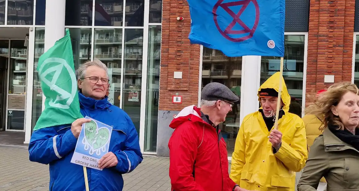 Extinction Rebellion demonstreerd bij gemeentehuis - Foto 4