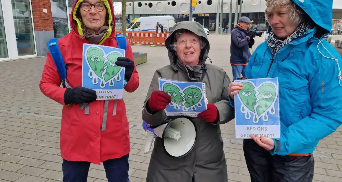 Extinction Rebellion demonstreerd bij gemeentehuis - Foto 7