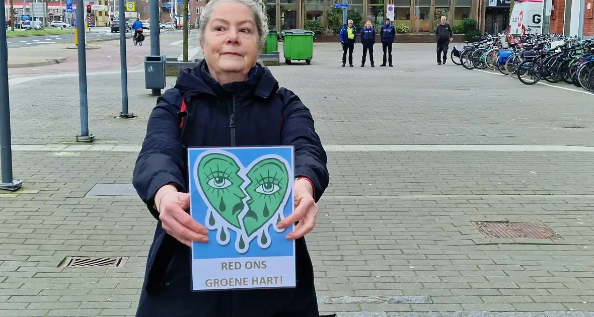 Extinction Rebellion demonstreerd bij gemeentehuis - Foto 8