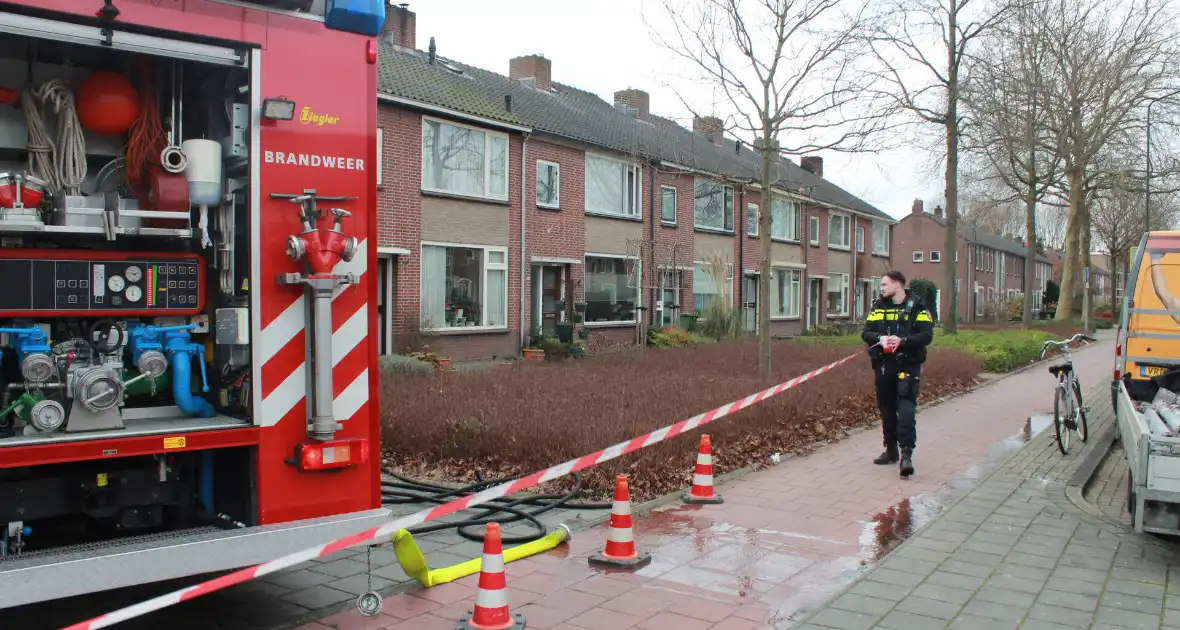 Isolatiemateriaal vat vlam persoon nagekeken door ambulancepersoneel