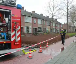 Isolatiemateriaal vat vlam persoon nagekeken door ambulancepersoneel