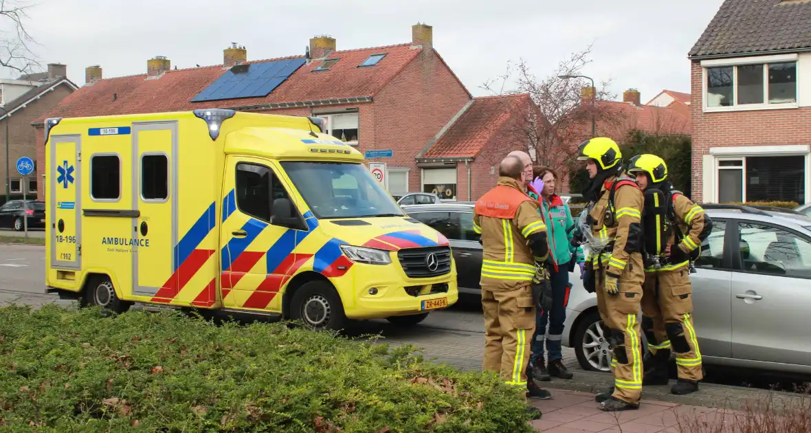 Isolatiemateriaal vat vlam persoon nagekeken door ambulancepersoneel - Foto 1