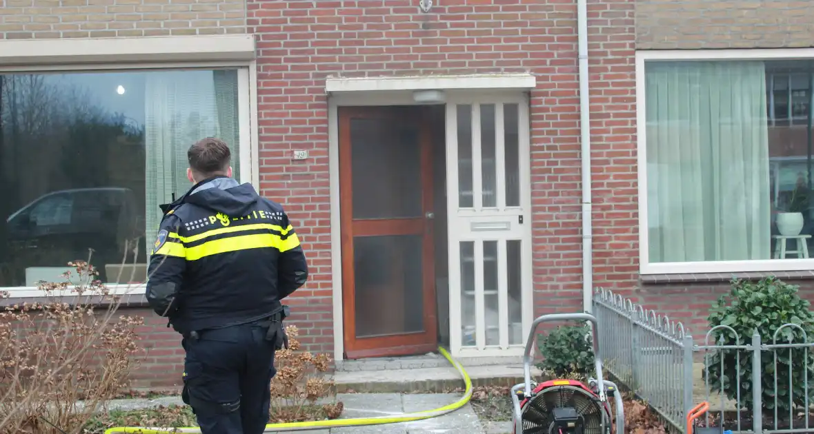 Isolatiemateriaal vat vlam persoon nagekeken door ambulancepersoneel - Foto 11