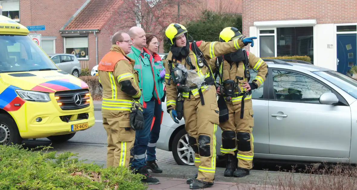 Isolatiemateriaal vat vlam persoon nagekeken door ambulancepersoneel - Foto 2