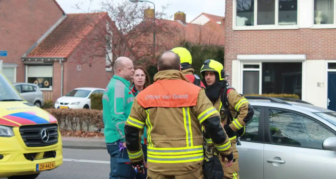 Isolatiemateriaal vat vlam persoon nagekeken door ambulancepersoneel - Foto 3