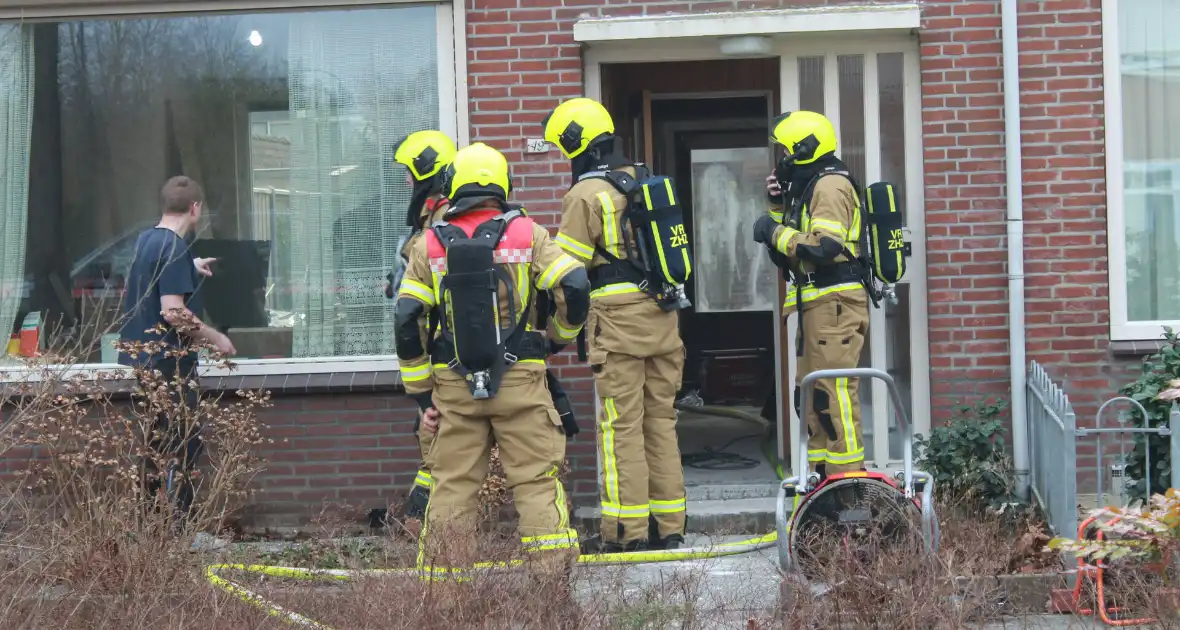 Isolatiemateriaal vat vlam persoon nagekeken door ambulancepersoneel - Foto 4