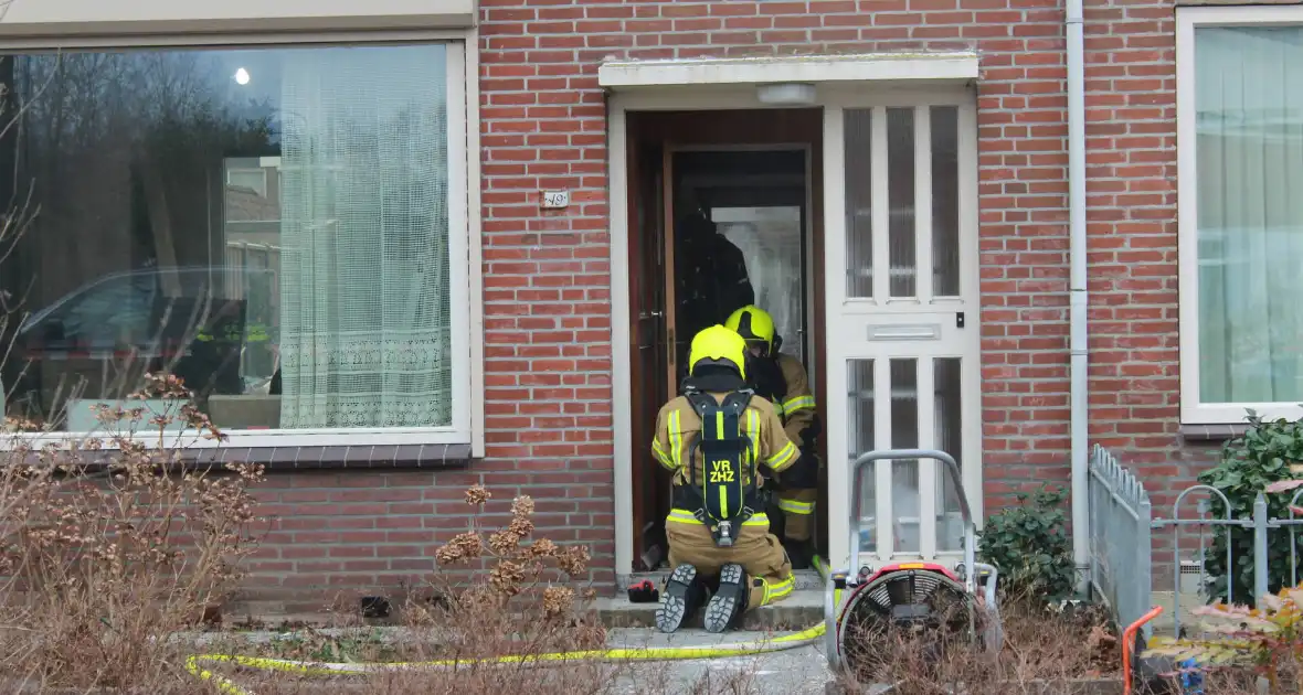 Isolatiemateriaal vat vlam persoon nagekeken door ambulancepersoneel - Foto 5