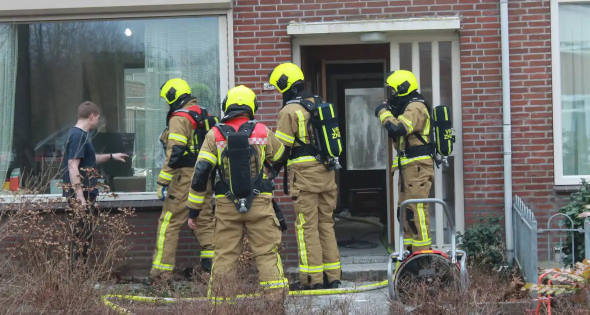 Isolatiemateriaal vat vlam persoon nagekeken door ambulancepersoneel - Foto 6