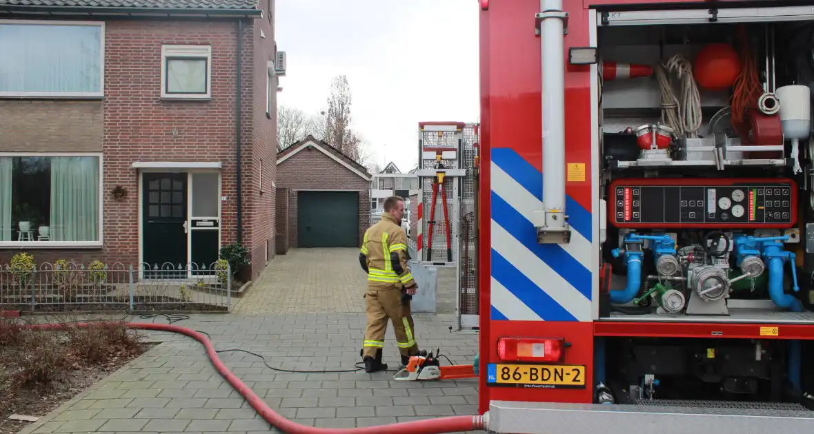 Isolatiemateriaal vat vlam persoon nagekeken door ambulancepersoneel - Foto 7