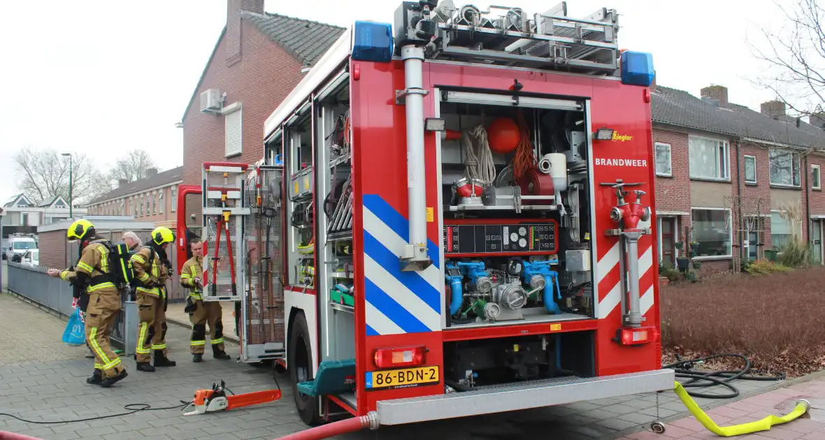 Isolatiemateriaal vat vlam persoon nagekeken door ambulancepersoneel - Foto 8