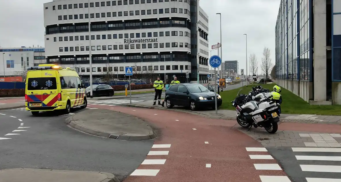 Fietser geschept door automobilist op rotonde