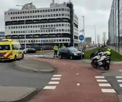 Fietser geschept door automobilist op rotonde