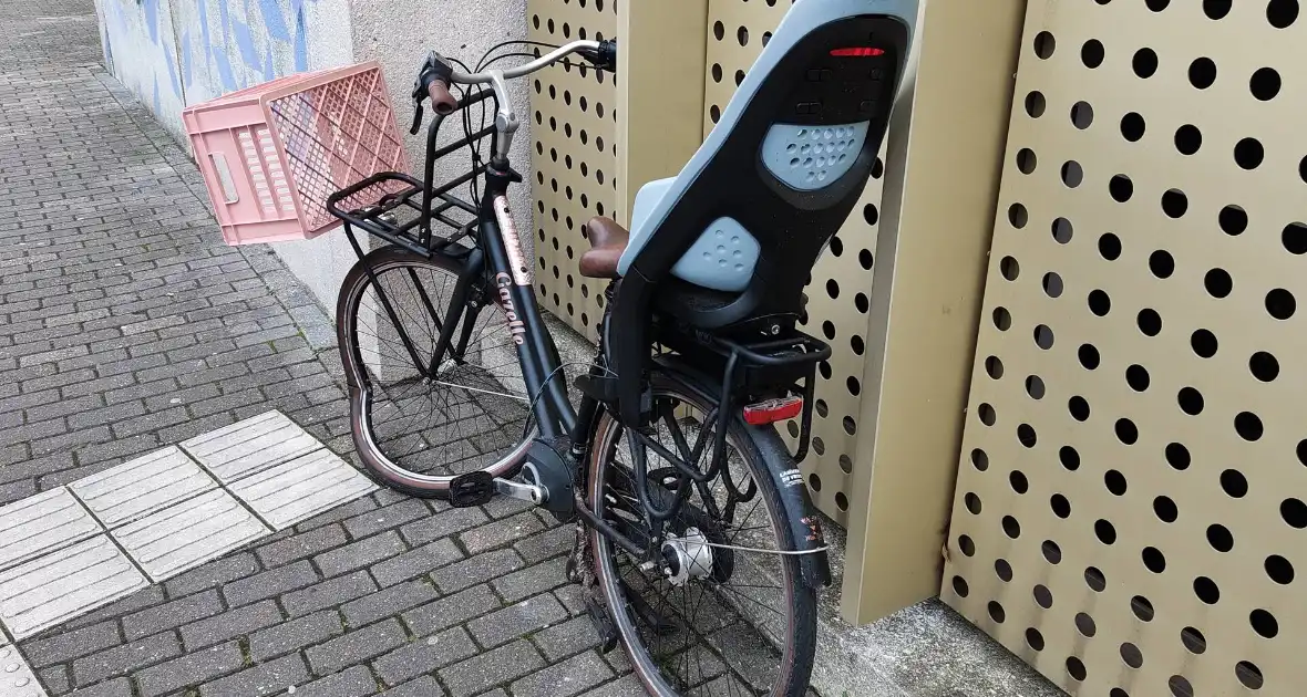 Fietser geschept door automobilist op rotonde - Foto 1