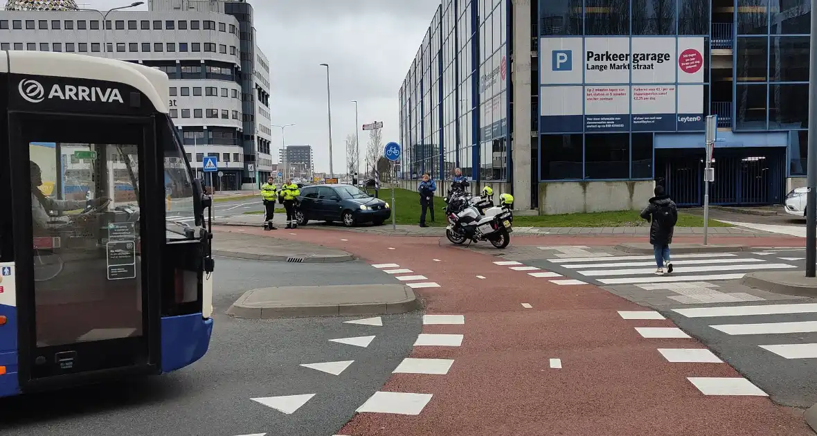 Fietser geschept door automobilist op rotonde - Foto 2