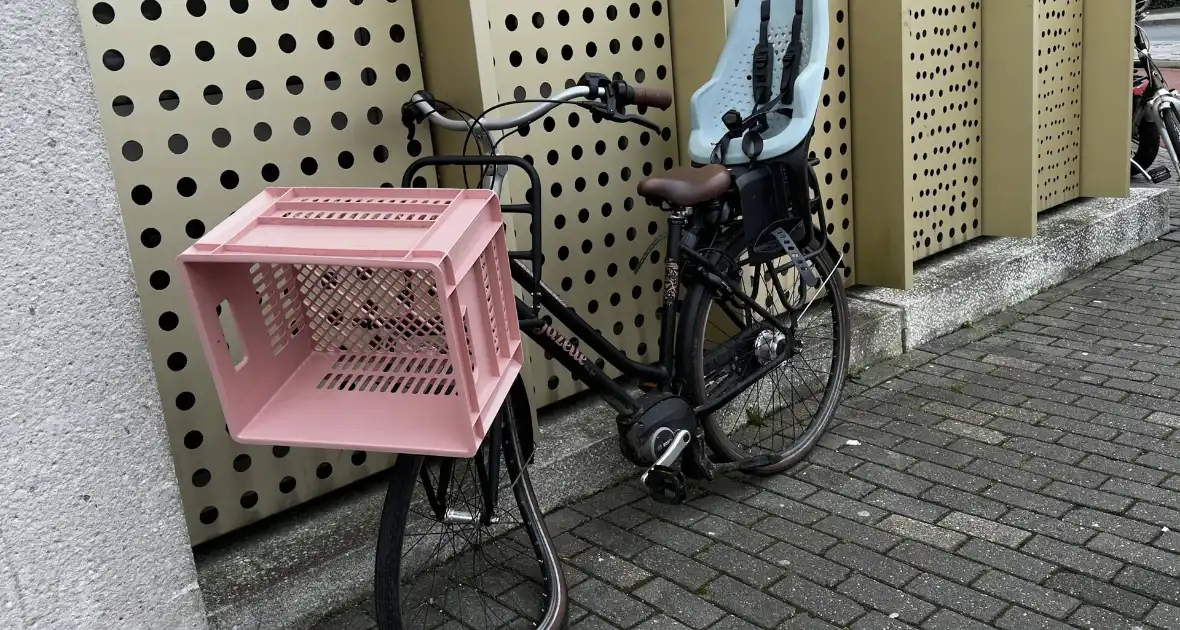 Fietser geschept door automobilist op rotonde - Foto 3