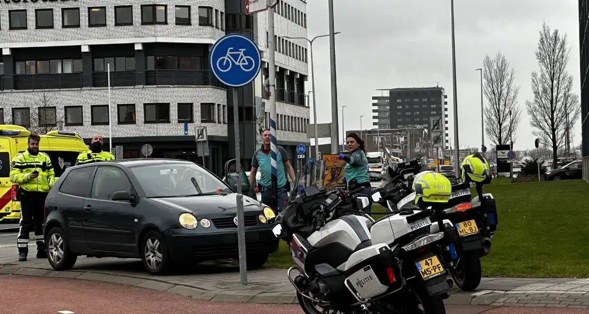 Fietser geschept door automobilist op rotonde - Foto 4