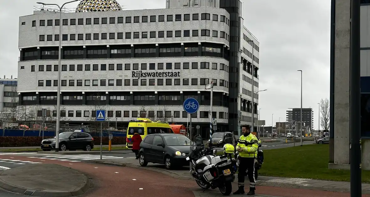 Fietser geschept door automobilist op rotonde - Foto 6