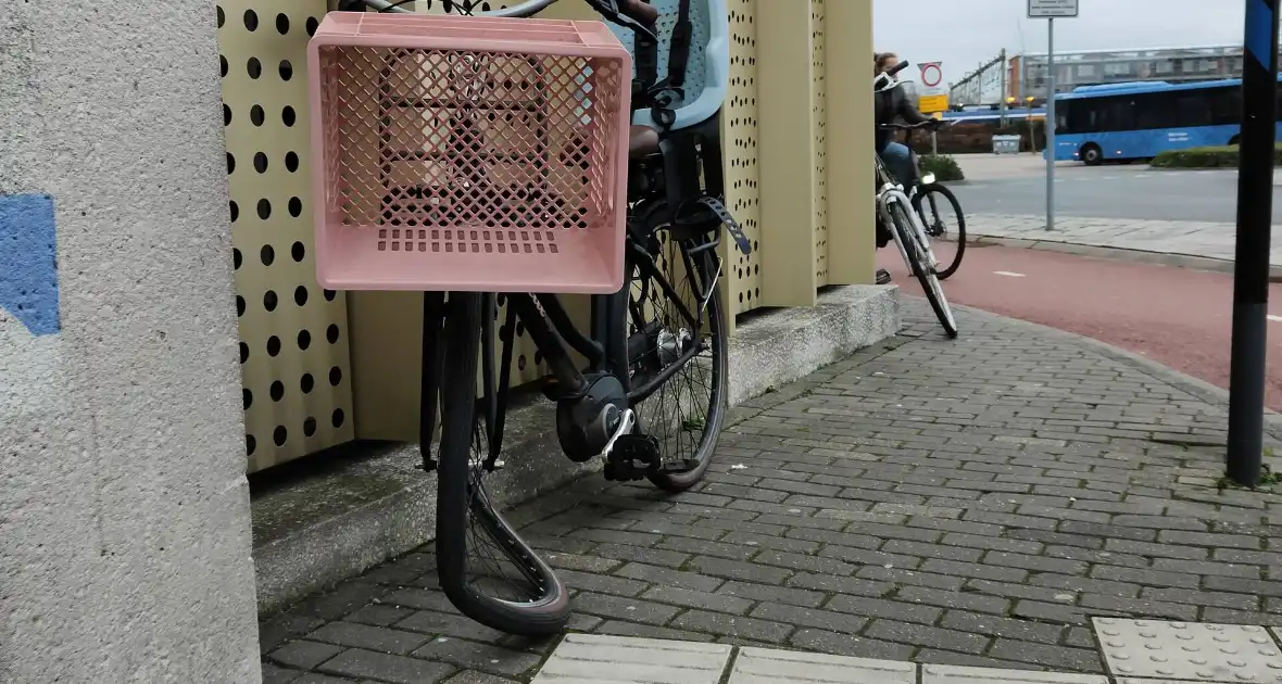 Fietser geschept door automobilist op rotonde - Foto 7