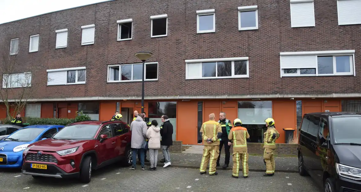 Brandweer blust brandende dakbedekking