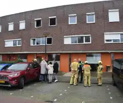 Brandweer blust brandende dakbedekking