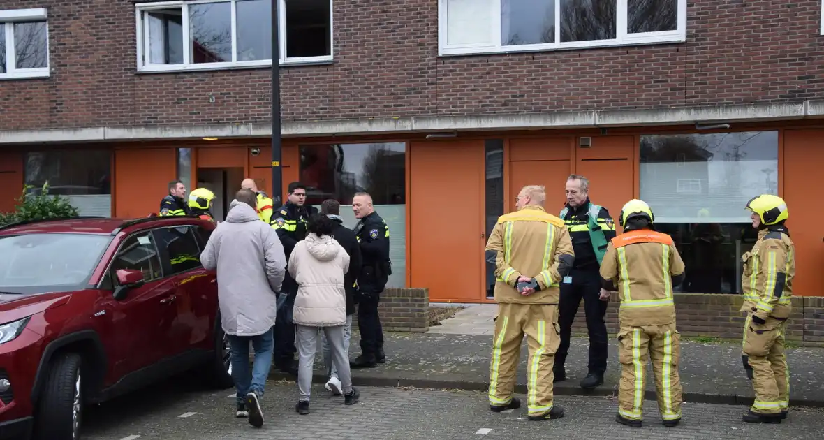 Brandweer blust brandende dakbedekking - Foto 2