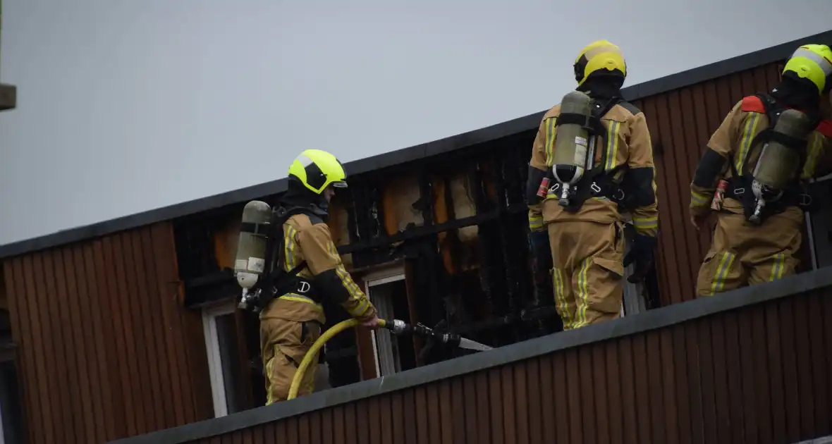 Brandweer blust brandende dakbedekking - Foto 6