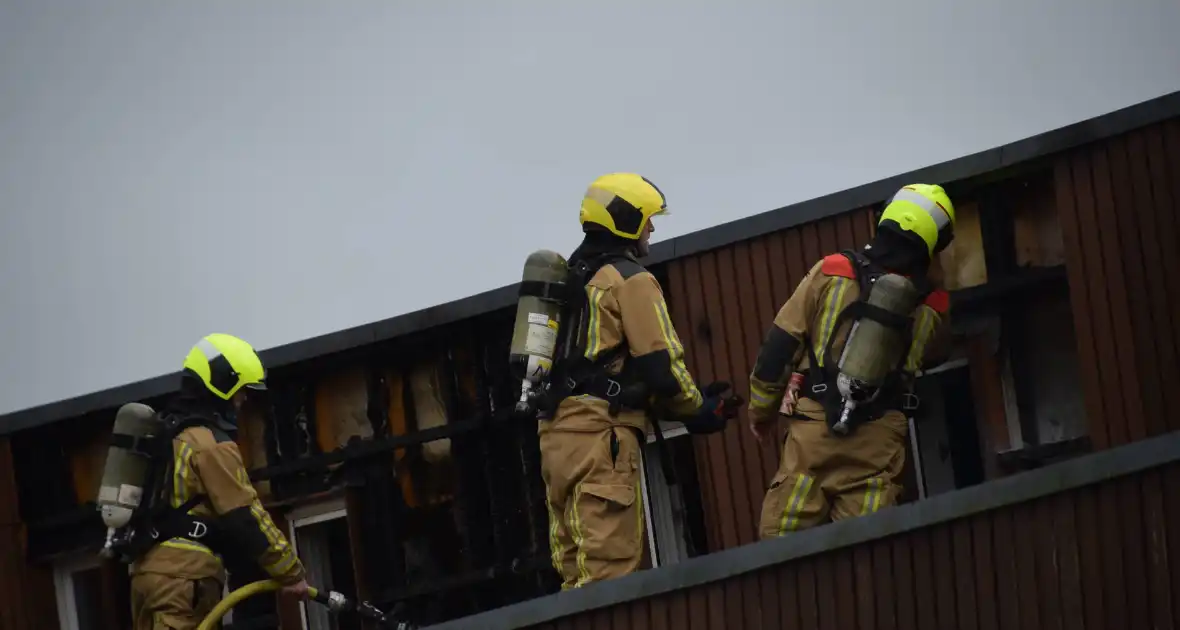 Brandweer blust brandende dakbedekking - Foto 7