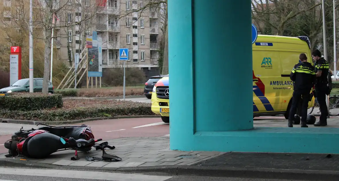 Scooterrijder gewond bij ongeval op rotonde - Foto 2