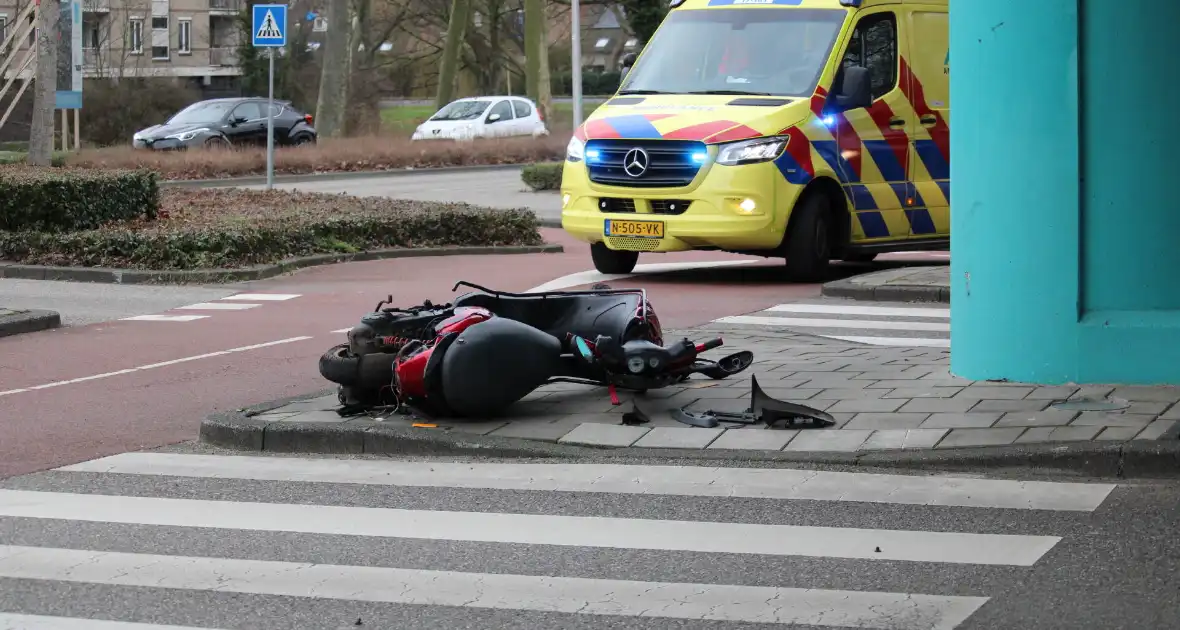 Scooterrijder gewond bij ongeval op rotonde - Foto 3