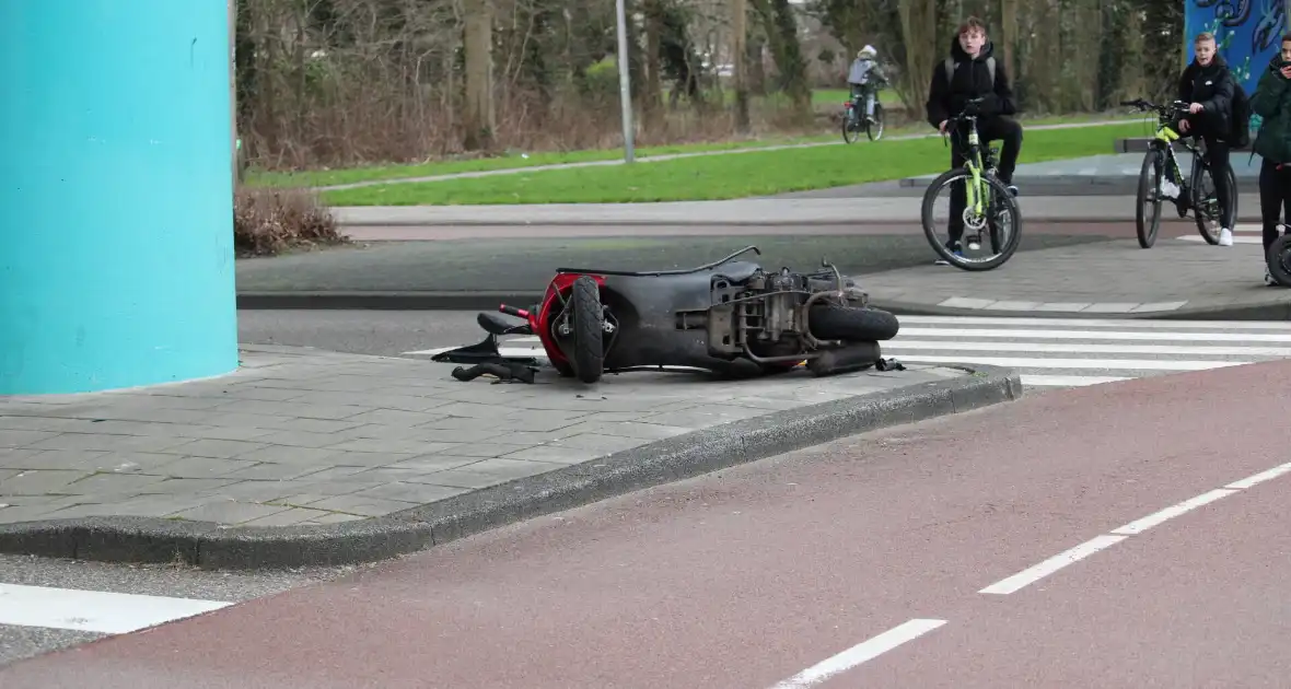 Scooterrijder gewond bij ongeval op rotonde - Foto 4