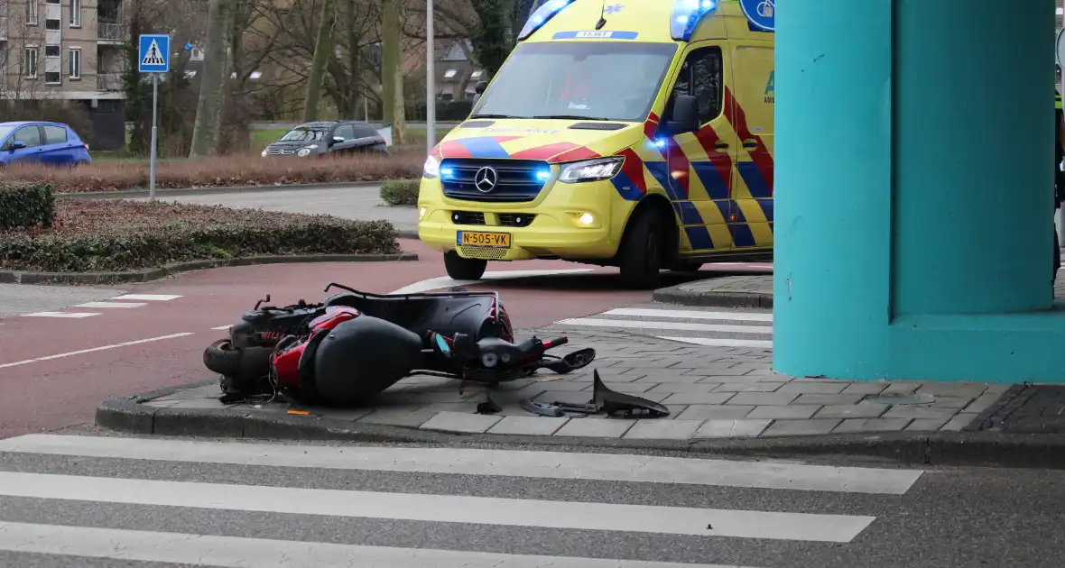 Scooterrijder gewond bij ongeval op rotonde - Foto 5