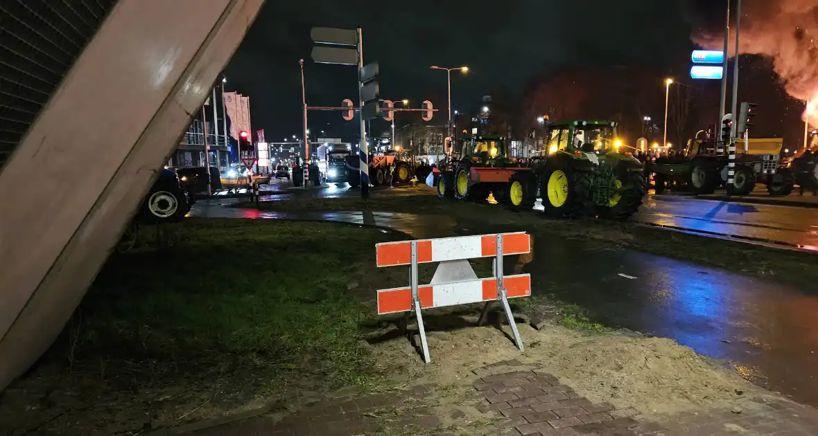 Boeren zetten afval in brand naast snelweg