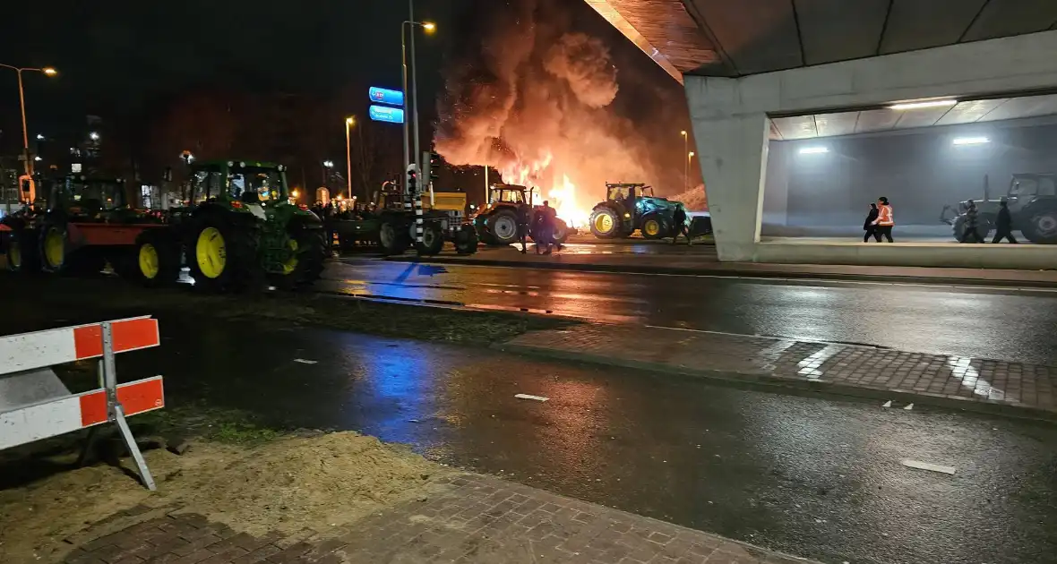 Boeren zetten afval in brand naast snelweg - Foto 1