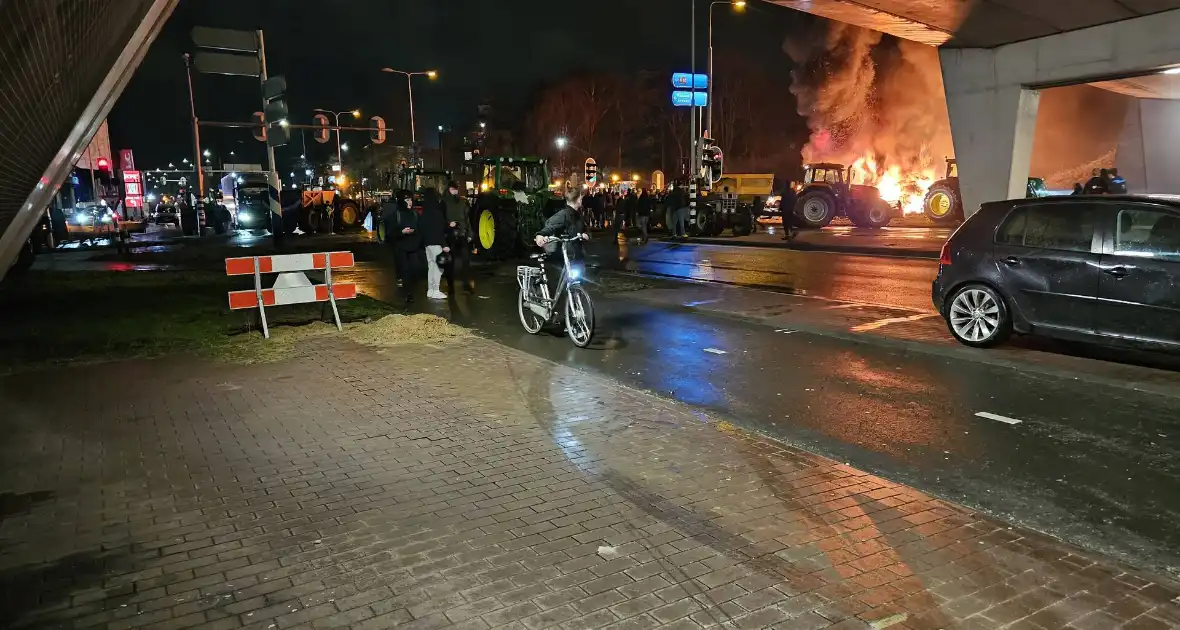 Boeren zetten afval in brand naast snelweg - Foto 2