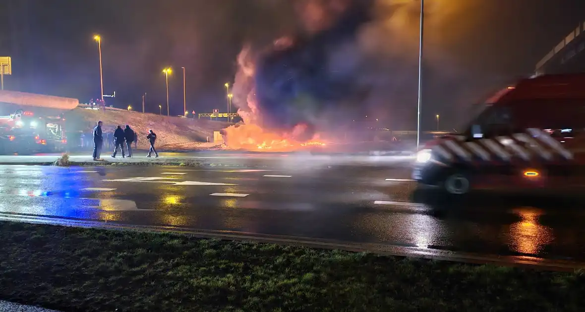 Boeren zetten afval in brand naast snelweg - Foto 3