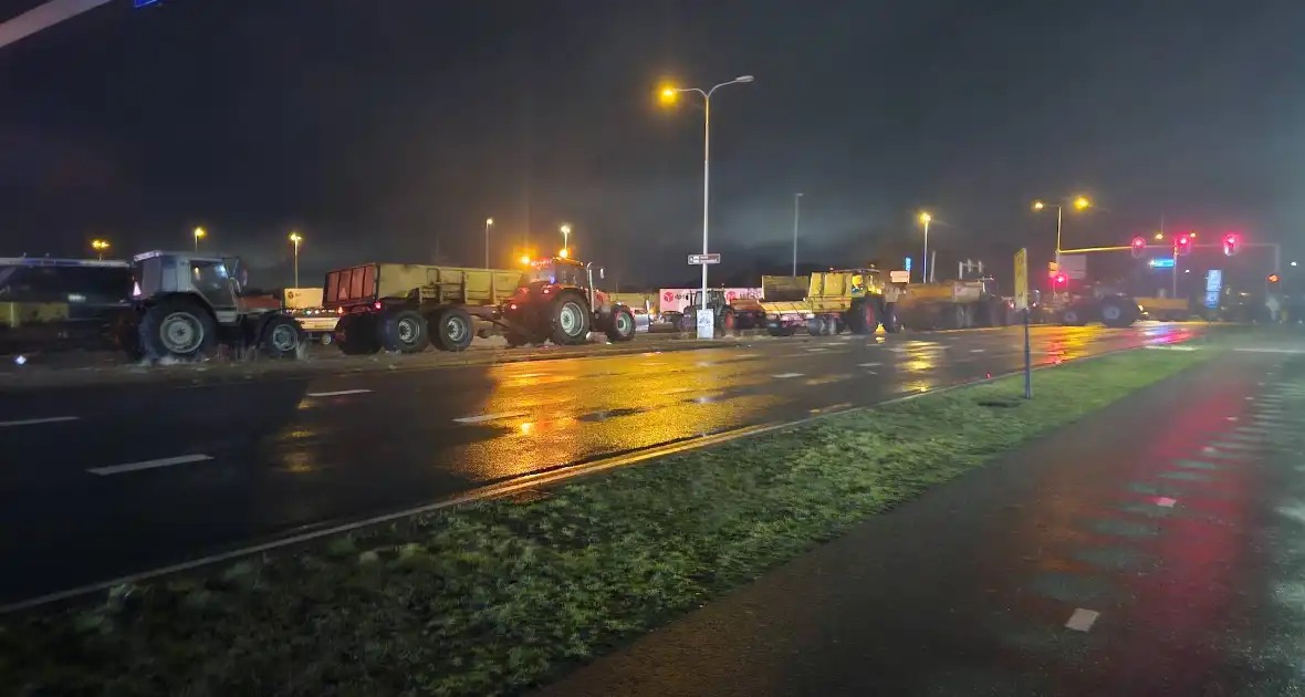 Boeren zetten afval in brand naast snelweg - Foto 4