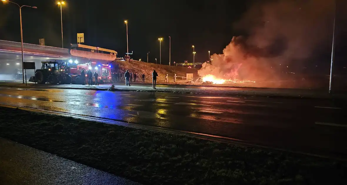 Boeren zetten afval in brand naast snelweg - Foto 5