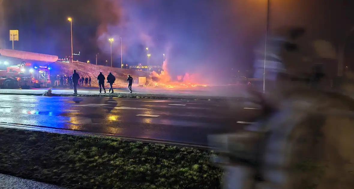 Boeren zetten afval in brand naast snelweg - Foto 6