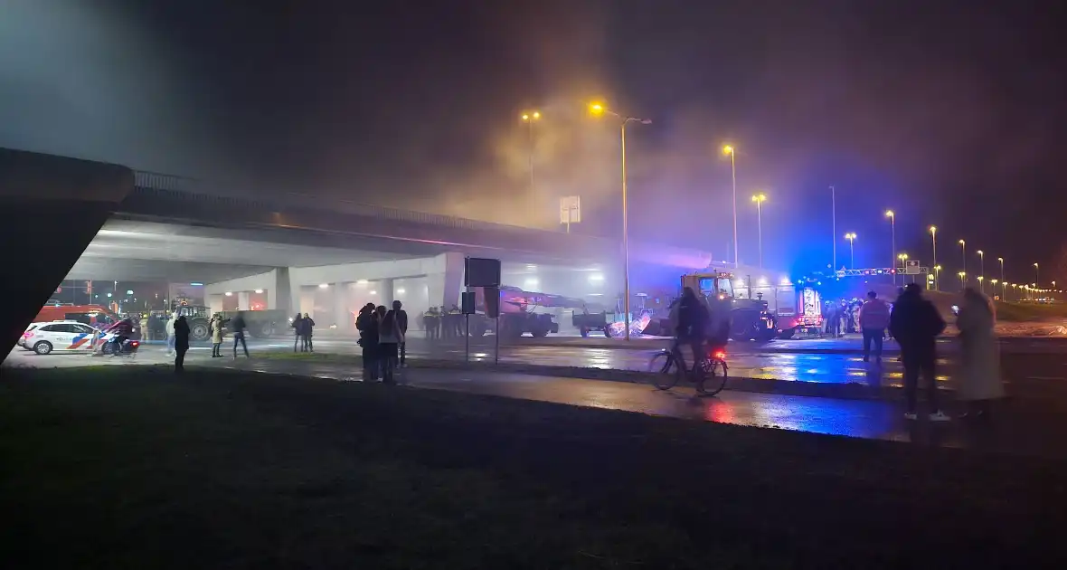 Boeren zetten afval in brand naast snelweg - Foto 7