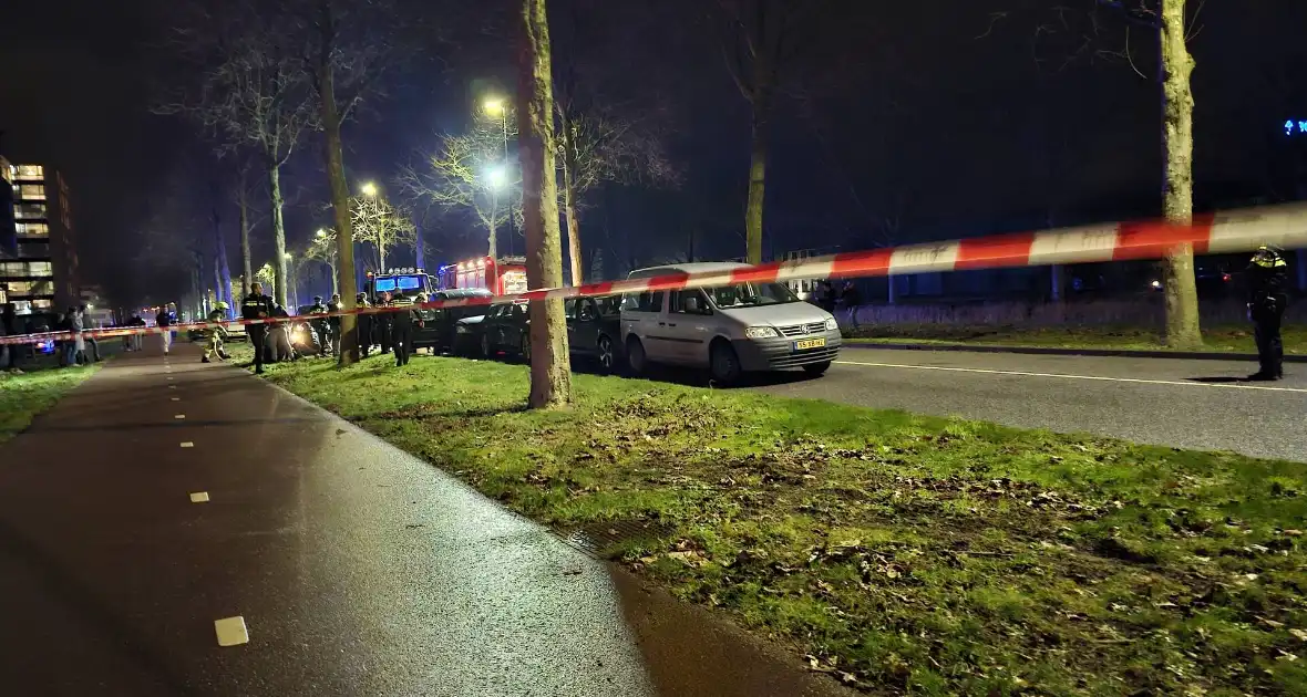 Voertuig geplet tussen vrachtwagen en bestelbus - Foto 1