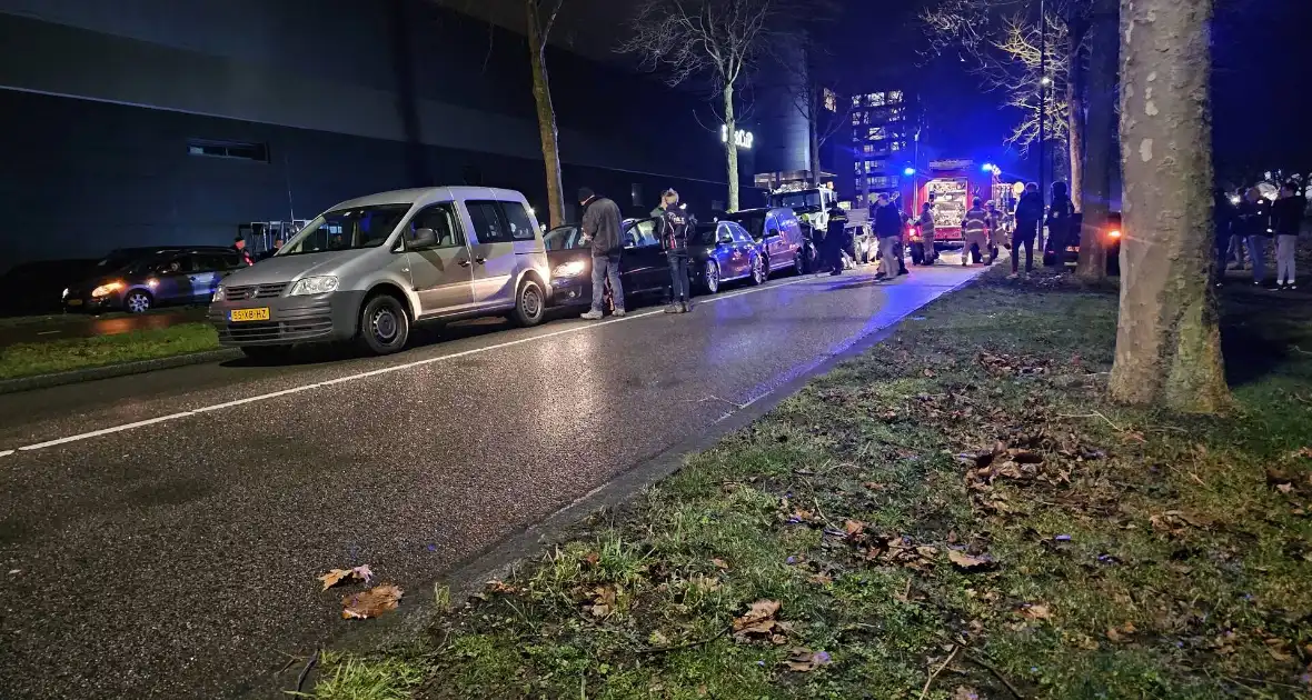 Voertuig geplet tussen vrachtwagen en bestelbus - Foto 2