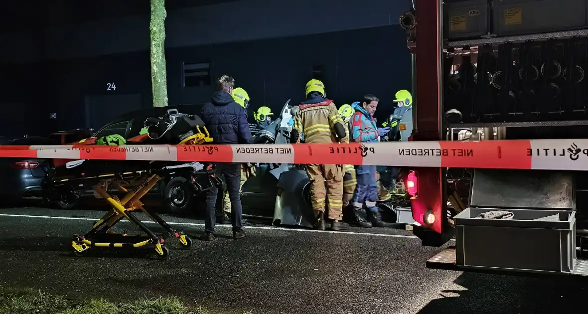 Voertuig geplet tussen vrachtwagen en bestelbus - Foto 3