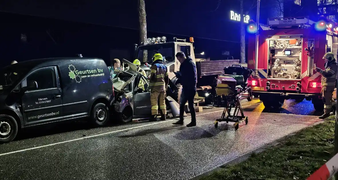 Voertuig geplet tussen vrachtwagen en bestelbus - Foto 4