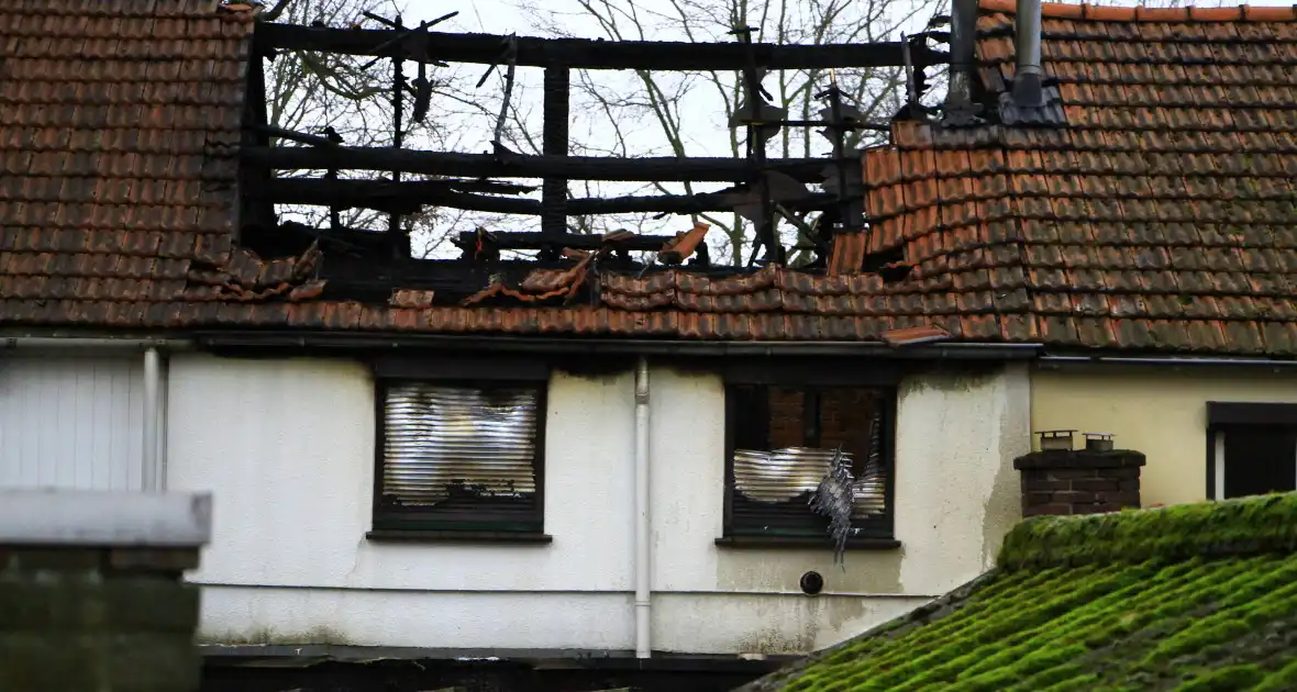 Grote schade na verwoestende brand bij daglicht goed te zien