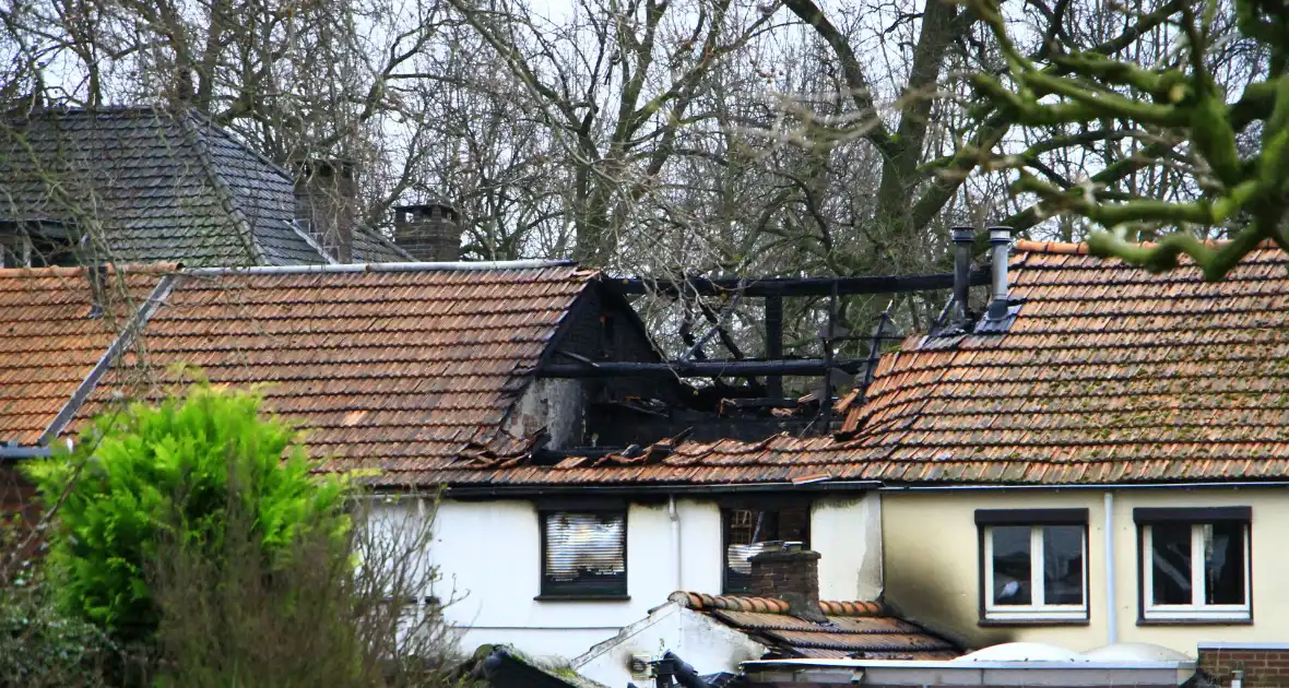 Grote schade na verwoestende brand bij daglicht goed te zien - Foto 1