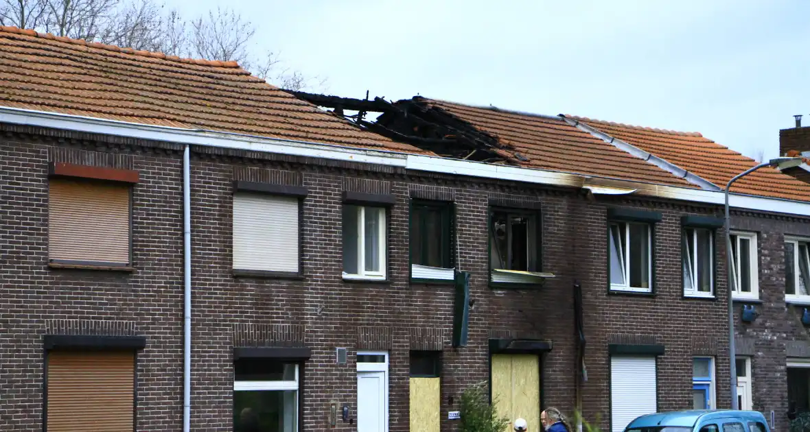 Grote schade na verwoestende brand bij daglicht goed te zien - Foto 2