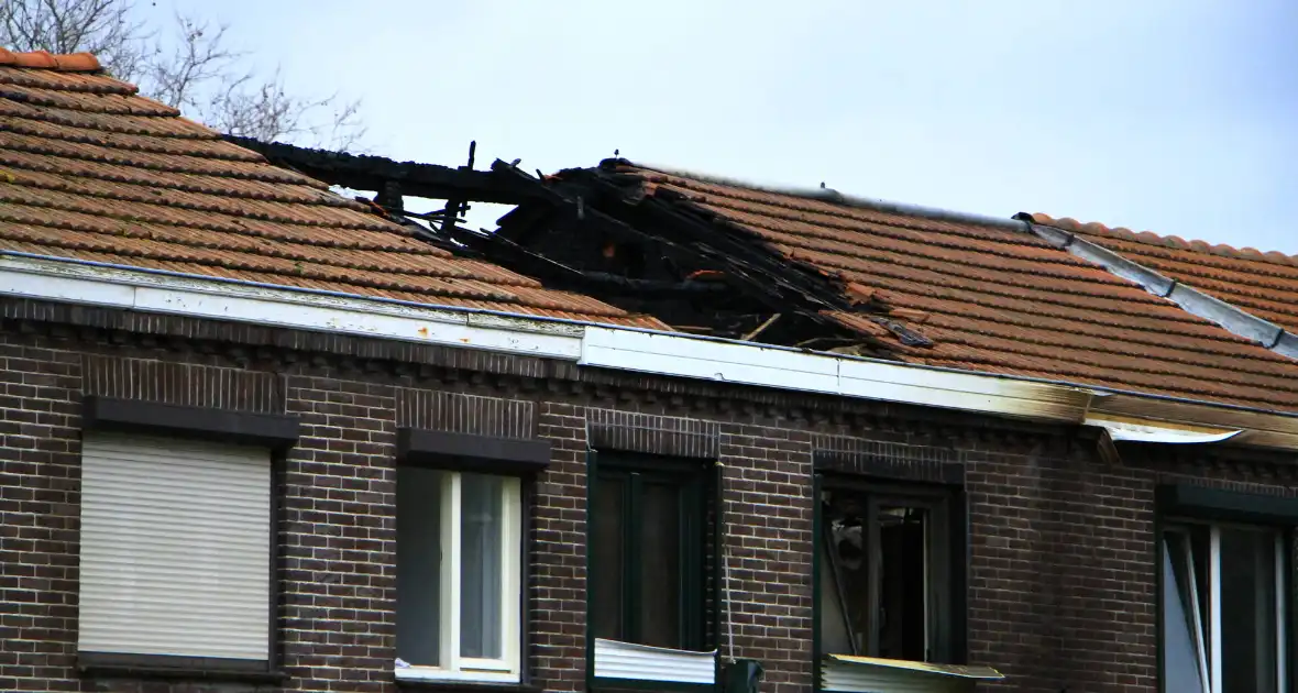 Grote schade na verwoestende brand bij daglicht goed te zien - Foto 3