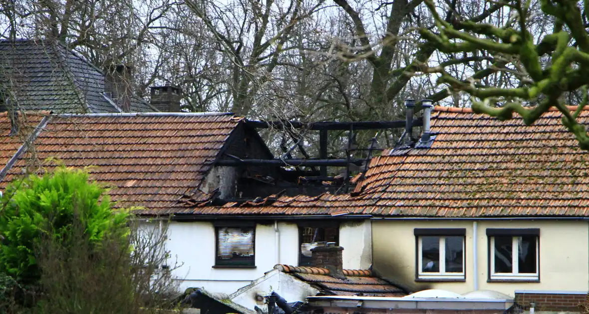 Grote schade na verwoestende brand bij daglicht goed te zien - Foto 4